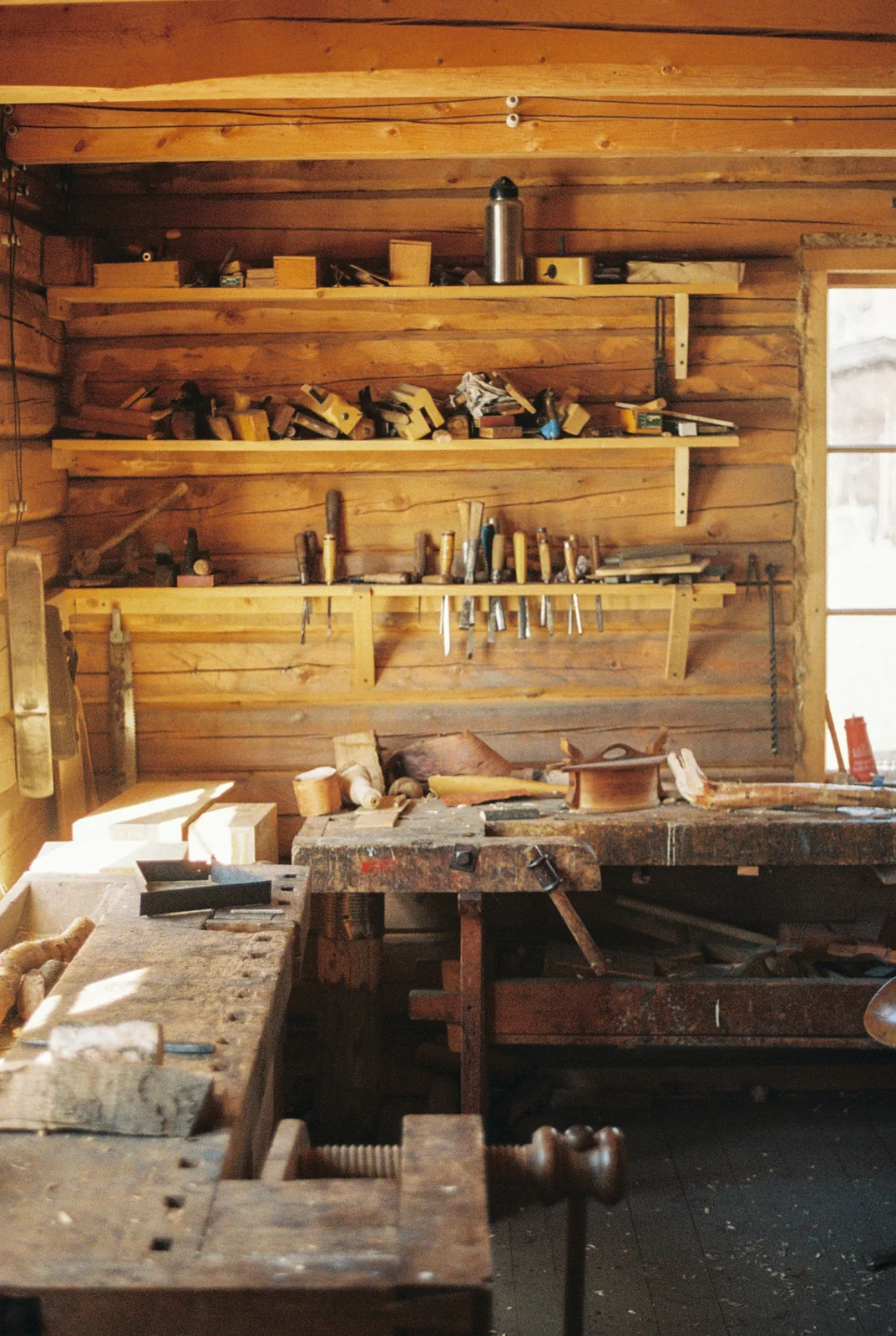 Trebord og håndverktøy i et verksted på Norsk Folkemuseum i Oslo